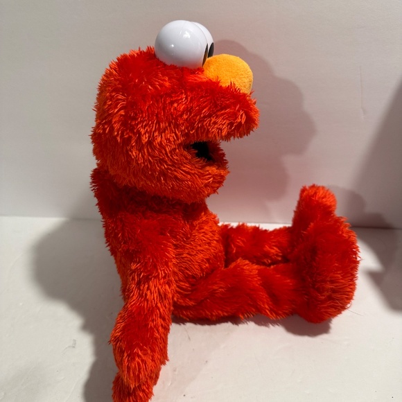 Sesame Street Tickliest Tickle Me Elmo, Laughing, Talking, 14-Inch by Hasbro - Picture 5 of 9